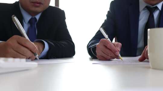 企业领导在合同上签字