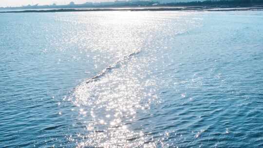 海面波光粼粼