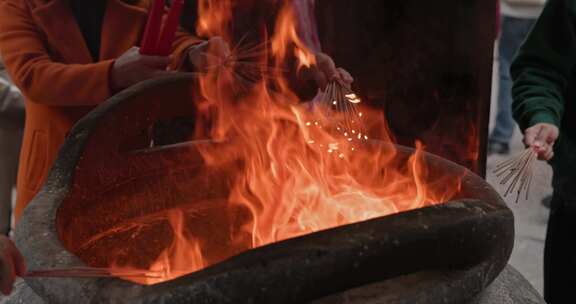 寺庙佛堂香炉点香火焰祈福燃烧香特写