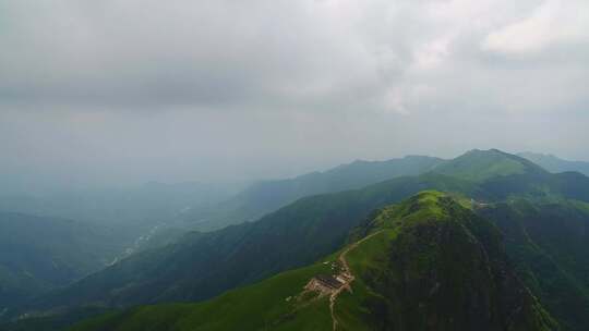 无人机飞过云雾缭绕的山脉航拍武功山云海