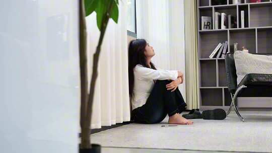 女子客厅难受焦虑失业孤独