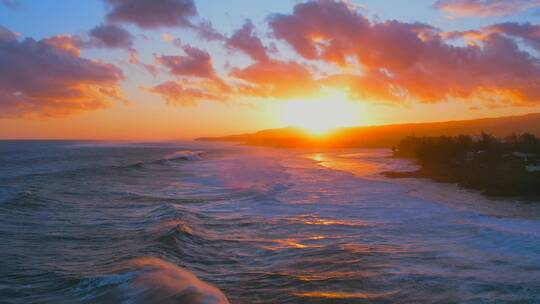 夕阳下波涛汹涌的海面4K旅游风光素材