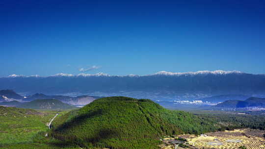 雪山下的腾冲火山群