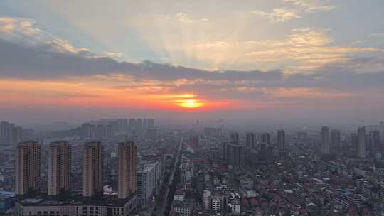 城市上空日出时的壮丽景象