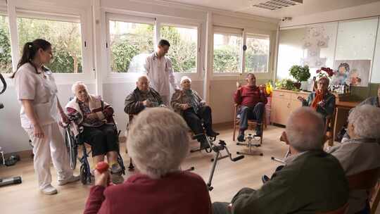 男医生用自行车踏板控制老年人锻炼