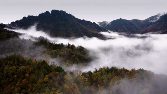 秋季山间云雾