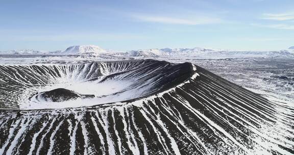 火山和周围被雪覆盖的山脉的空中