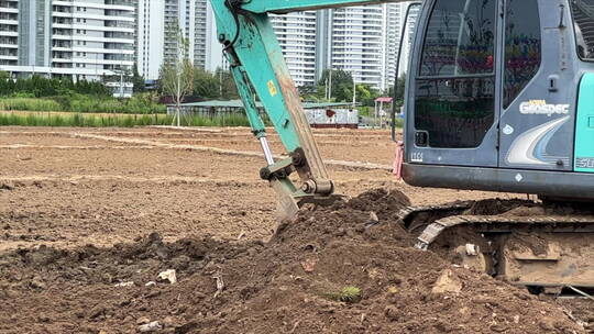 移动镜头正在工地作业的挖土机