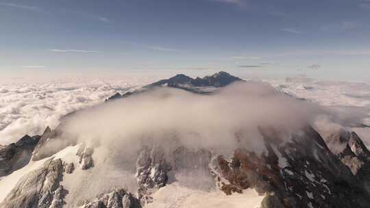 高清航拍云南哈巴雪山云海延时