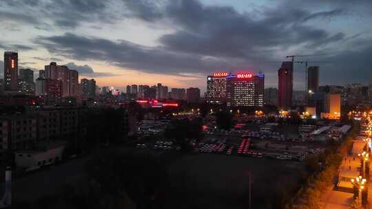 晚霞中的青海西宁夜景灯光航拍