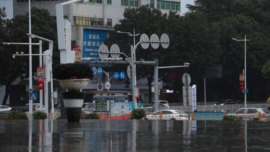 雨中的城市路口