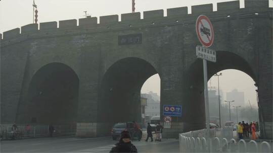 西安车拍绕尚德门古城墙视频素材模板下载