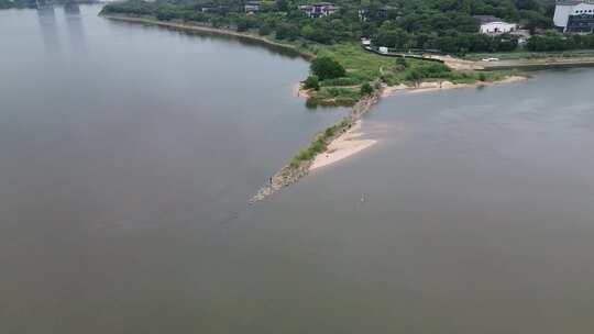 空中俯瞰河流及岸边绿地的自然风光