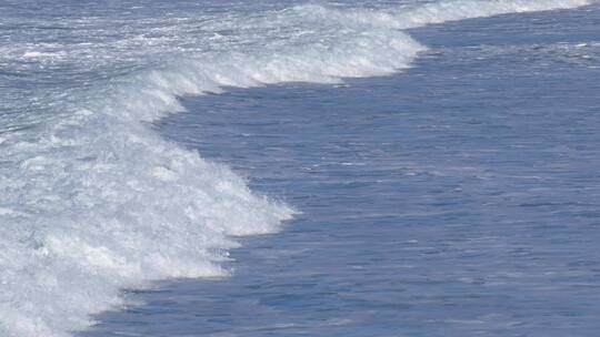 海浪冲击着海岸视频素材模板下载
