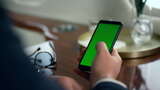 商务人士飞机上操作绿屏手机高清在线视频素材下载