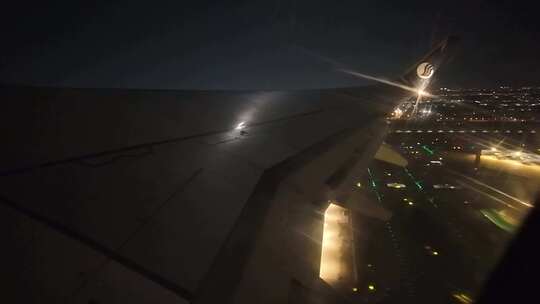 飞机夜间机场起飞视频素材模板下载