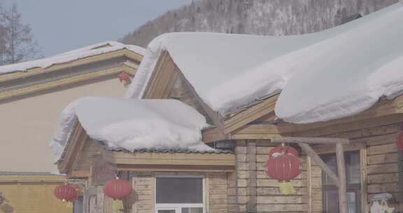 雪乡木屋屋顶覆盖厚厚积雪