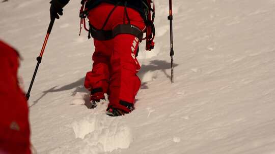 攀登岷山山脉雪宝顶雪山登山者的脚步