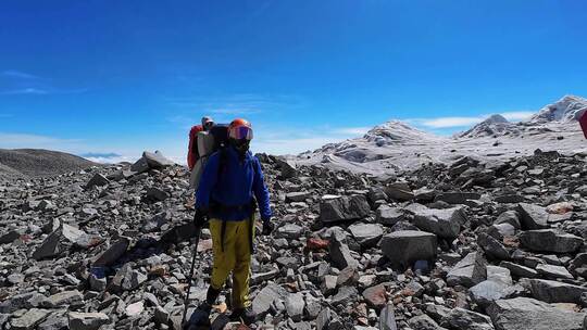 攀登四川第二高峰中山峰的登山队徒步冰塔林