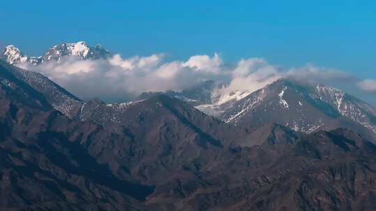 航拍天山博格达峰