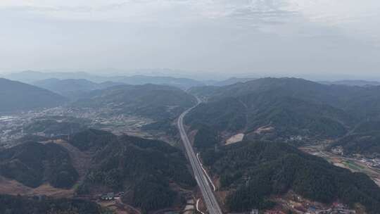 山林间村庄与高速公路的空中俯瞰景象