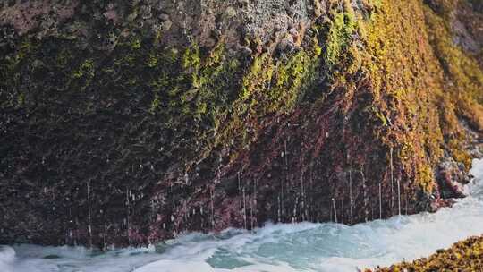 早晨大海海浪浪花拍打礁石升格慢动作