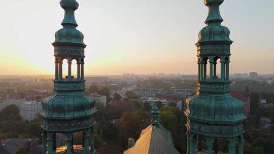 初夏波兹南历史旅游中心和圣弗朗西斯教堂尖