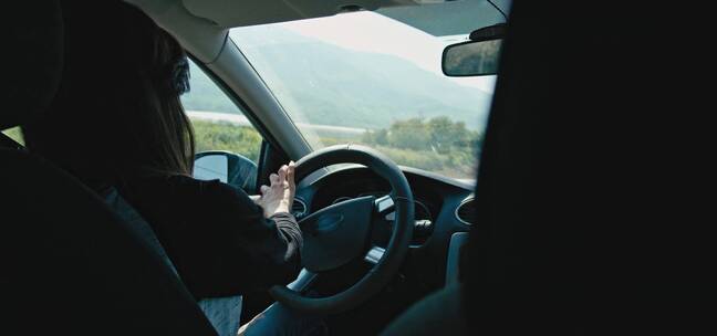 女人驾驶汽车