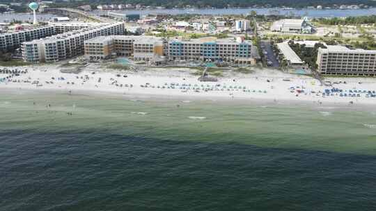美国佛罗里达狭长地带沃尔顿堡海滩和奥卡卢萨岛的游客