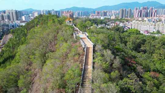 城市中的山林景观与古建筑凉亭的景致