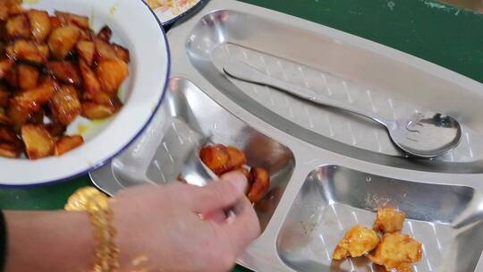 幼儿园午休午饭分餐盘发放食物儿童就餐视频素材模板下载
