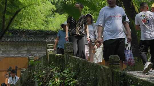 夏日清凉国清寺，绿荫古桥游客人群