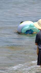 度假夏季暑假海水浴场消暑的游客高清在线视频素材下载