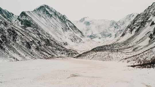 航拍特写被大雪覆盖的森林白茫茫的山峰山脉