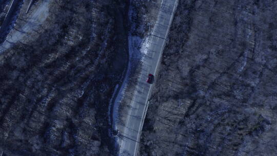 航拍红色汽车在山间公路行驶 梯田广景  转