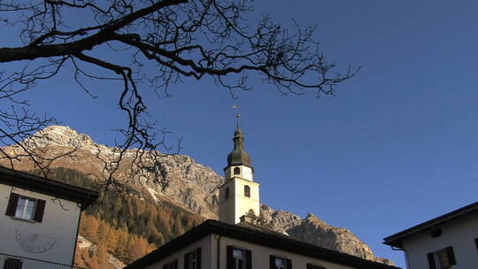 瑞士山山脚下的建筑