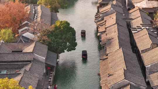 航拍江南水乡 秋景乌篷船划过水面