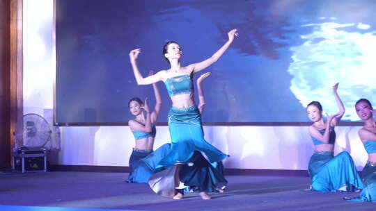 女性舞台舞蹈表演