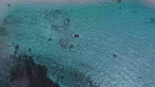 俯拍波光粼粼清澈的海水海面