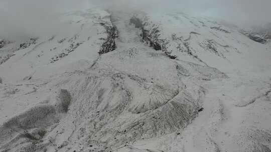 魅力雪山，蔚为壮观。