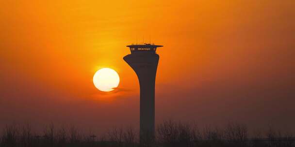 武汉天河机场航站楼塔台凌日