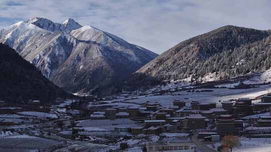 川西航拍雪后的上城子村雪景田园风光