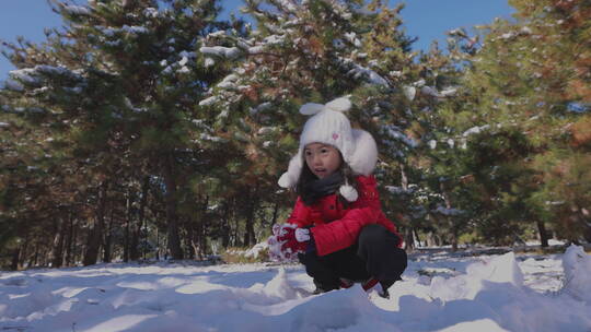 快乐女孩在雪地里玩耍