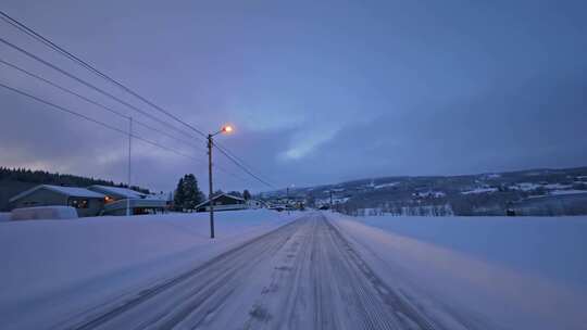 挪威塞尼亚岛北极圈峡湾地貌冬季雪景公路