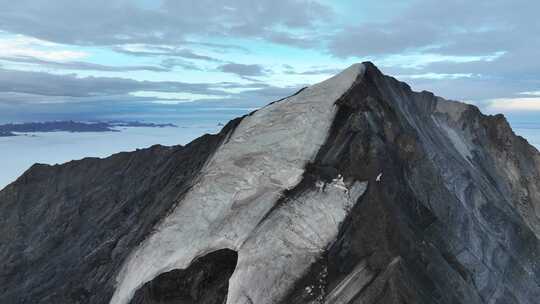 航拍四川岷山山脉雪宝顶雪山云海风光