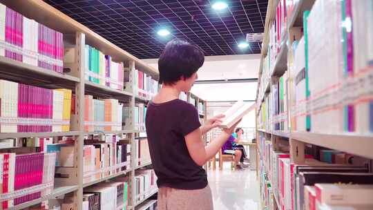 女人在图书馆看书学习【商用需购买企业授权