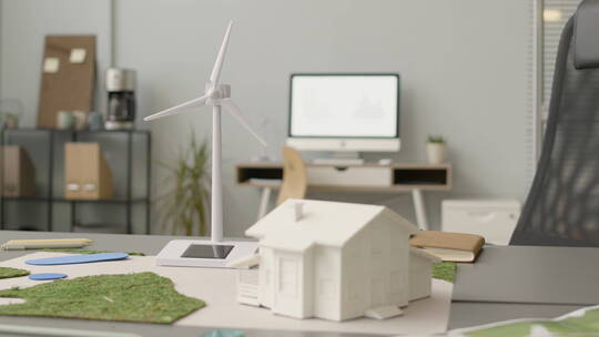 办公桌上的风力涡轮机和房屋模型