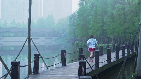 湖边清晨跑步锻炼