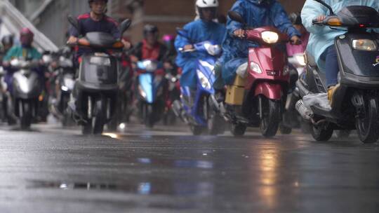 情绪城市雨天街头行人