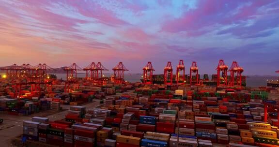 上海港口集装箱码头晚霞景观